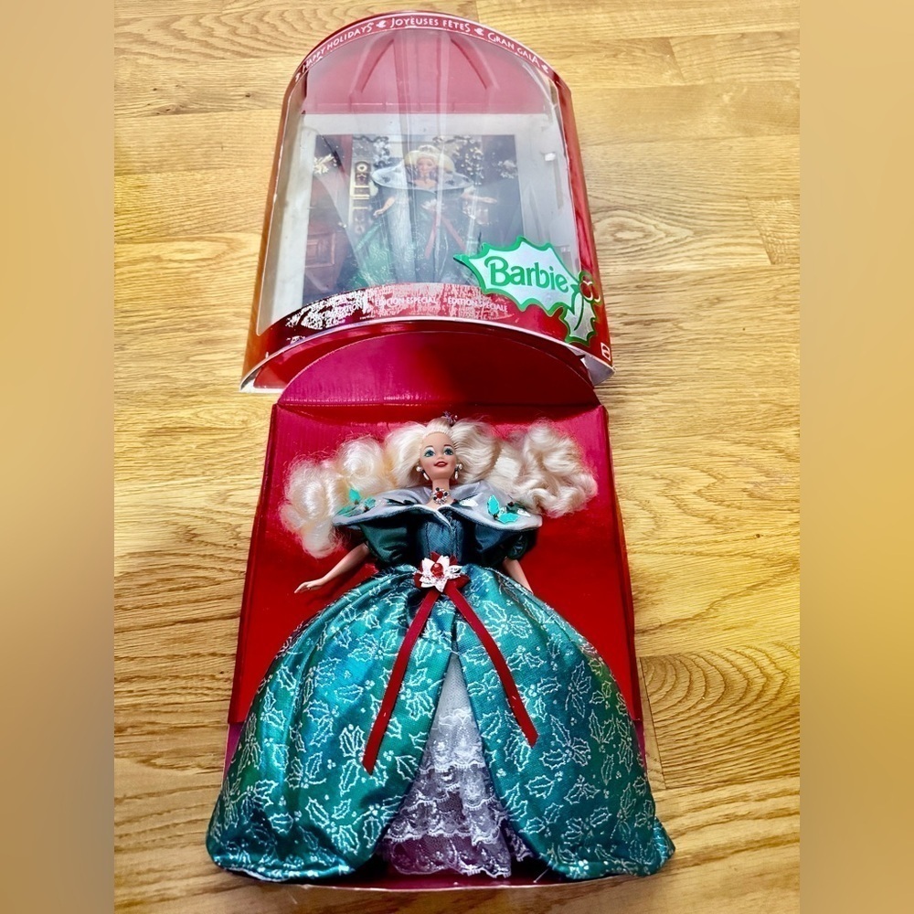 1995 Happy Holidays Special Edition Barbie Doll​​​​​​​​